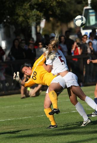 Stanford-Cal Womens soccer-059.JPG - 2009 NCAA Women's Soccer, Cal at Stanford.